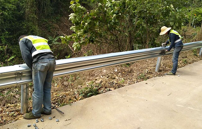 汕尾高速公路护栏的定期维护与保养