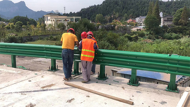 汕尾高速公路护栏板的维护确保道路安全的关键环节